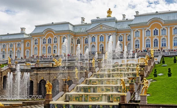 gelbes Gebäude und Springbrunnen