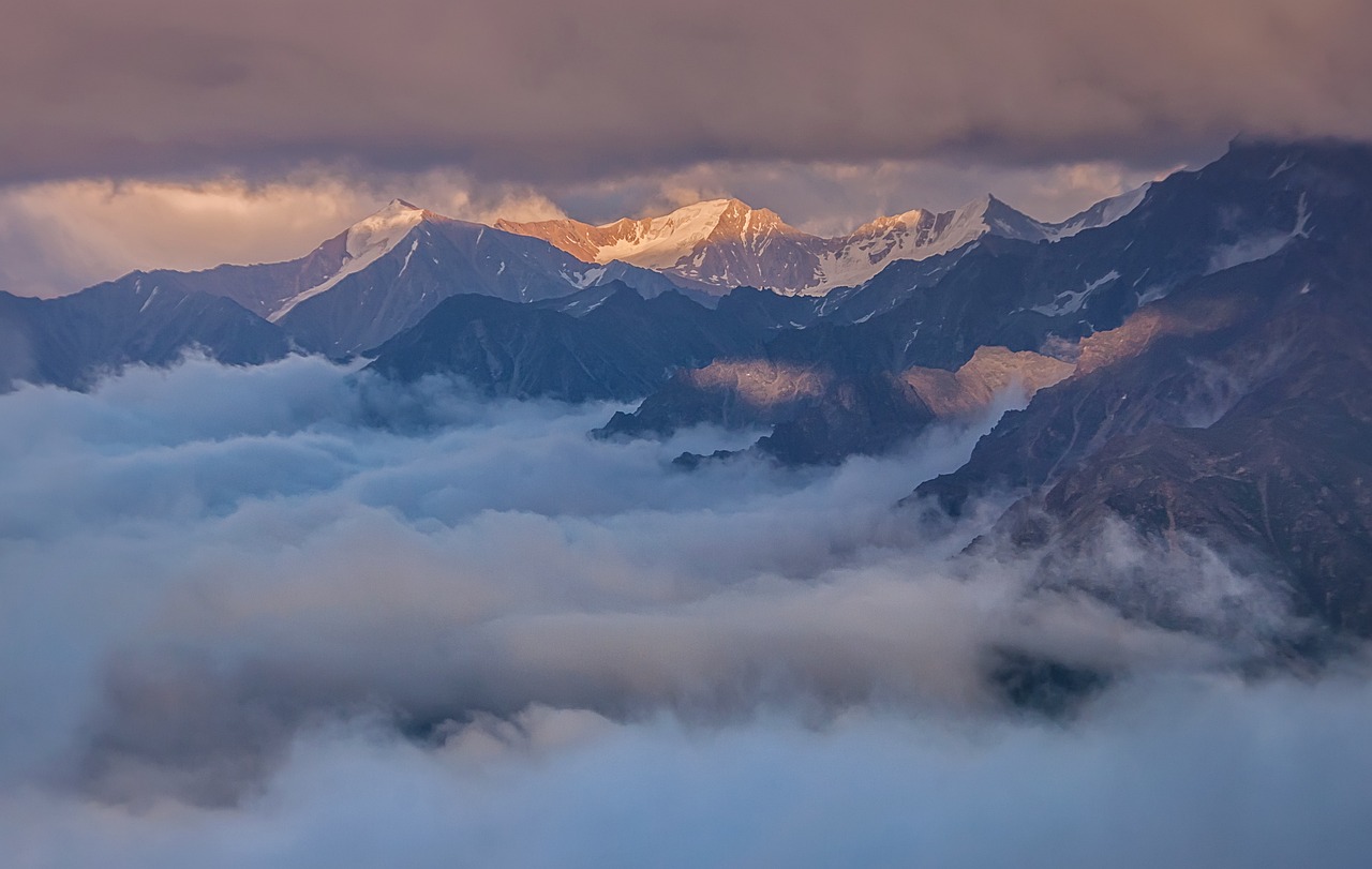 Berggipfel in den Wolken bei Sonnenaufgang